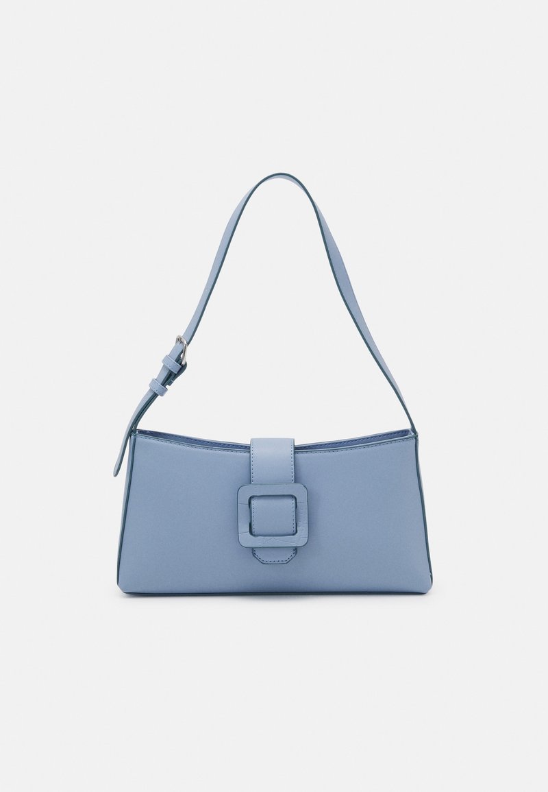Sac à main rectangulaire bleu clair avec bandoulière réglable et grande boucle carrée sur le rabat avant.