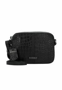 Sac en bandoulière noir avec texture crocodile et finition lisse, fermeture à glissière, sangle réglable et étiquette de marque avec détail du logo.