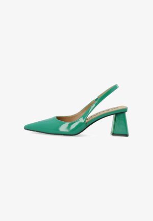 Zapato slingback de charol verde con punta afilada, tacón triangular y diseño de corte mínimo. Suela de goma texturizada para mayor agarre.