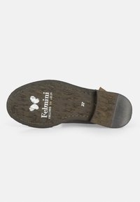 Suela de zapato marrón oscuro con una superficie texturizada, que presenta un logotipo, detalles de costura y el número de talla 37 impreso en ella.