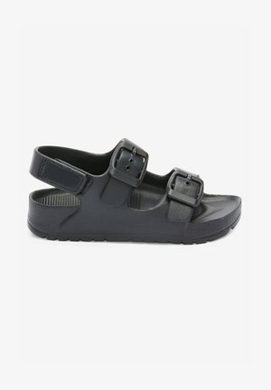 Schwarze Sandale mit zwei verstellbaren Schnallen, aus einem glatten, strapazierfähigen Material gefertigt. Verfügt über ein strukturiertes Fußbett und ein einfaches, konturiertes Design.