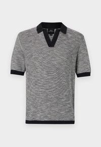 Polo shirt grigio a maniche corte con scollatura a V, caratterizzato da colletto e orli delle maniche blu scuro, tessuto strutturato e design semplice.