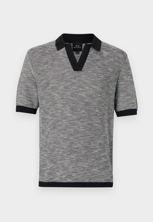 Polo shirt grigio a maniche corte con scollatura a V, caratterizzato da colletto e orli delle maniche blu scuro, tessuto strutturato e design semplice.