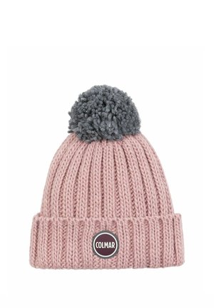 Bonnet rose en maille côtelée avec revers, pompon gris et logo rond Colmar sur fond blanc.