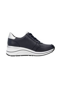 Baskets bleu foncé avec détail blanc au talon, semelle épaisse blanche avec grip noir et lacets noirs, vues de côté sur fond blanc.