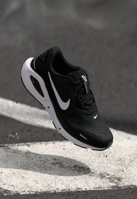 Nike Performance STRUCTURE 26 - Tenisice za cestovno trčanje - black/white/cool grey/metallic silver