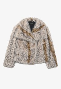 Chaqueta de piel sintética con un patrón de leopardo. Presenta un cuello ancho, mangas largas y una tela suave y texturizada en tonos beige y marrón claro.