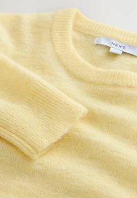 REGULAR FIT - LONG SLEEVE CREW NECK  - Džemperis - yellow