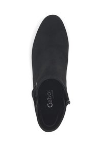 Schwarze Wildleder-Ankle-Boots mit seitlichem Reißverschluss und Markeninnensohle, von oben betrachtet.