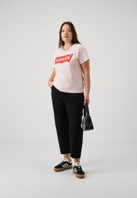 Levi's® Plus PERFECT - Potiskana majica - chalk pink