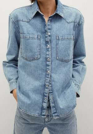 Hellblaues Denim-Hemd mit langen Ärmeln, durchgehendem Knopfleistenverschluss und zwei Brusttaschen. Verfügt über einen spitzen Kragen und eine lockere Passform.