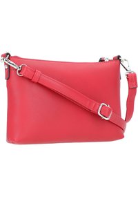 Rote Kunstleder-Crossbody-Tasche mit glatter Textur, Zipper-Verschluss, verstellbarem Riemen und silbernen Hardware-Akzenten. Rechteckige Form.