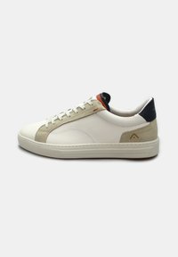 Sneaker in pelle bianca con dettagli in suede grigio, inserto sul tallone blu navy e linguetta rossa a contrasto. Punta arrotondata e suola con design testurizzato.