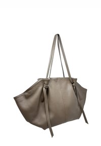 Brązowa torba na ramię ze skóry o fakturowanym wykończeniu, wyposażona w dwa długie uchwyty i węzłowe zdobienia, zwężająca się ku podstawie.