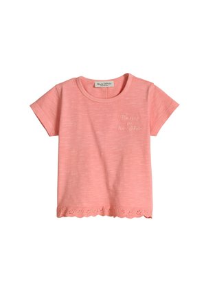 T-shirt rose à manches courtes pour tout-petit avec col rond, texte brodé sur la poitrine et bordure en dentelle ajourée festonnée à l’ourlet.