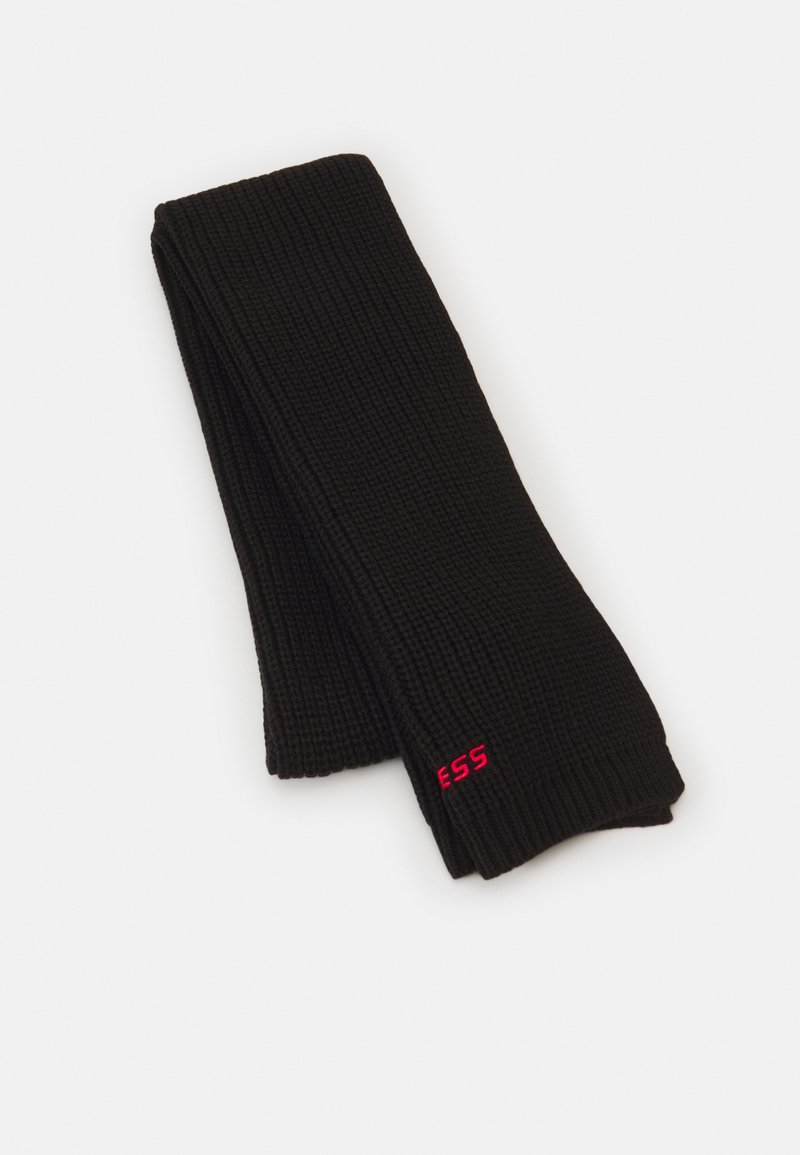 Écharpe noire en tricot pliée à plat avec de petites lettres rouges brodées "ESS" à une extrémité, sur fond blanc.