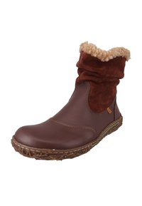 Brune læder- og ruskindankelstøvle med en struktureret sål og en foldet beige shearlingkrave for varme og stil.