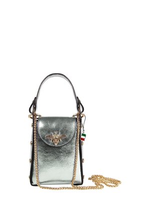 Kleine metallic zilveren handtas met een gouden bij-embleem op de klep, een gouden kettingriem en een Italiaanse vlag hanger aan de zijkant.