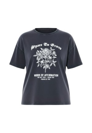 Dunkelgraues T-Shirt mit weißem Blumenmotiv und dem Text „Space To Grow“ oben sowie „Words of Affirmation, You Got This - I Hear You, Proud of You“ unten.