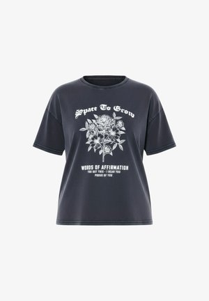 Dunkelgraues T-Shirt mit weißem Blumenmotiv und dem Text „Space To Grow“ oben sowie „Words of Affirmation, You Got This - I Hear You, Proud of You“ unten.