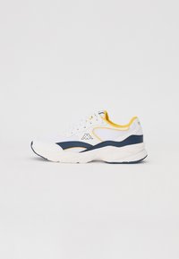 Chaussure de sport blanche avec des accents bleus et jaunes. Dotée d'une tige en maille, d'un col rembourré et d'une semelle texturée pour l'adhérence.