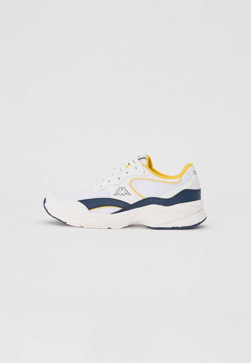 Chaussure de sport blanche avec des accents bleus et jaunes. Dotée d'une tige en maille, d'un col rembourré et d'une semelle texturée pour l'adhérence.