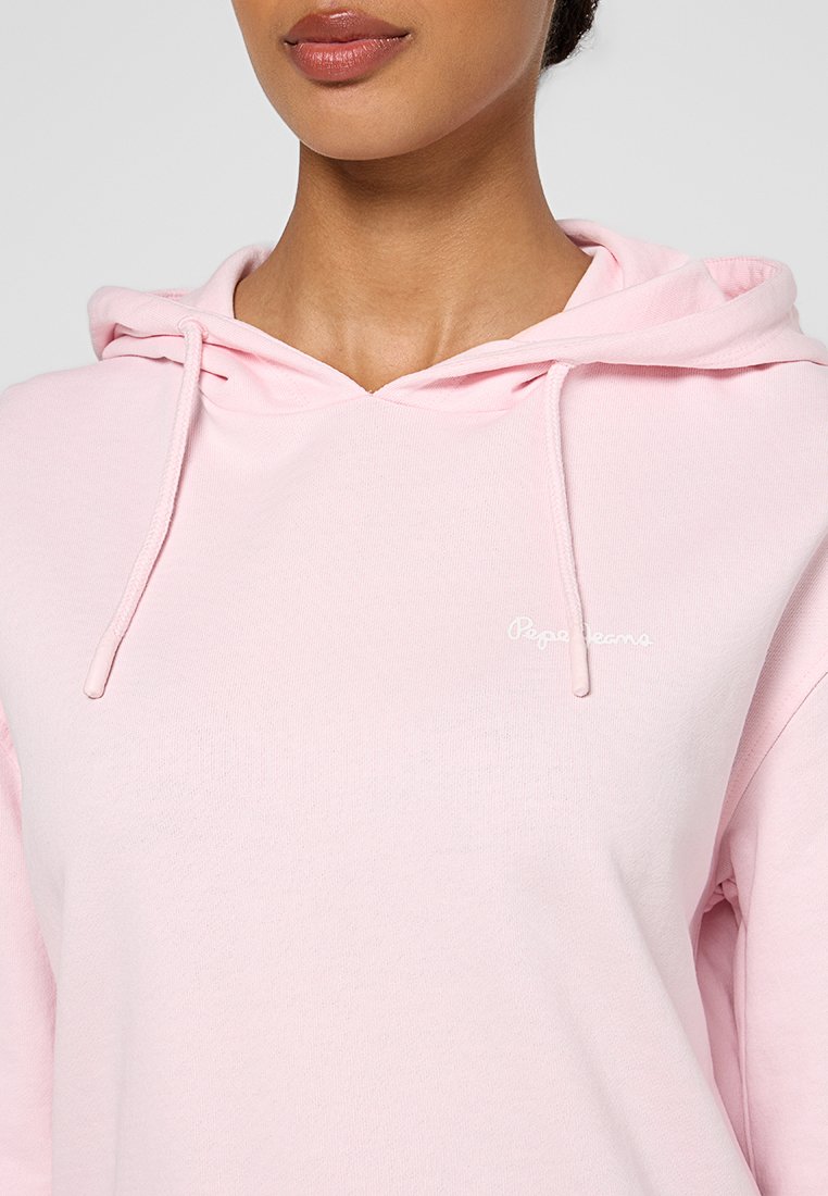 Helle rosa Kapuzenpullover mit Kordelzug, geripptem Material und kleinem weißem Logo auf der Vorderseite. Klassisches Schnittdesign für Freizeitkleidung.