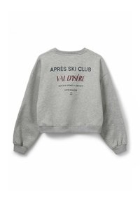 Grijze cropped sweatshirt met geribbelde mouwen en onderrand. Voorzien van de opdruk "APRÈS SKI CLUB VAL D'ISÈRE" in contrasterende kleuren op de achterkant.