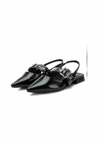 Zapatos de charol negro tipo slingback con puntas afiladas, correa decorativa con hebilla de hardware plateado y tacones pequeños tipo bloque.