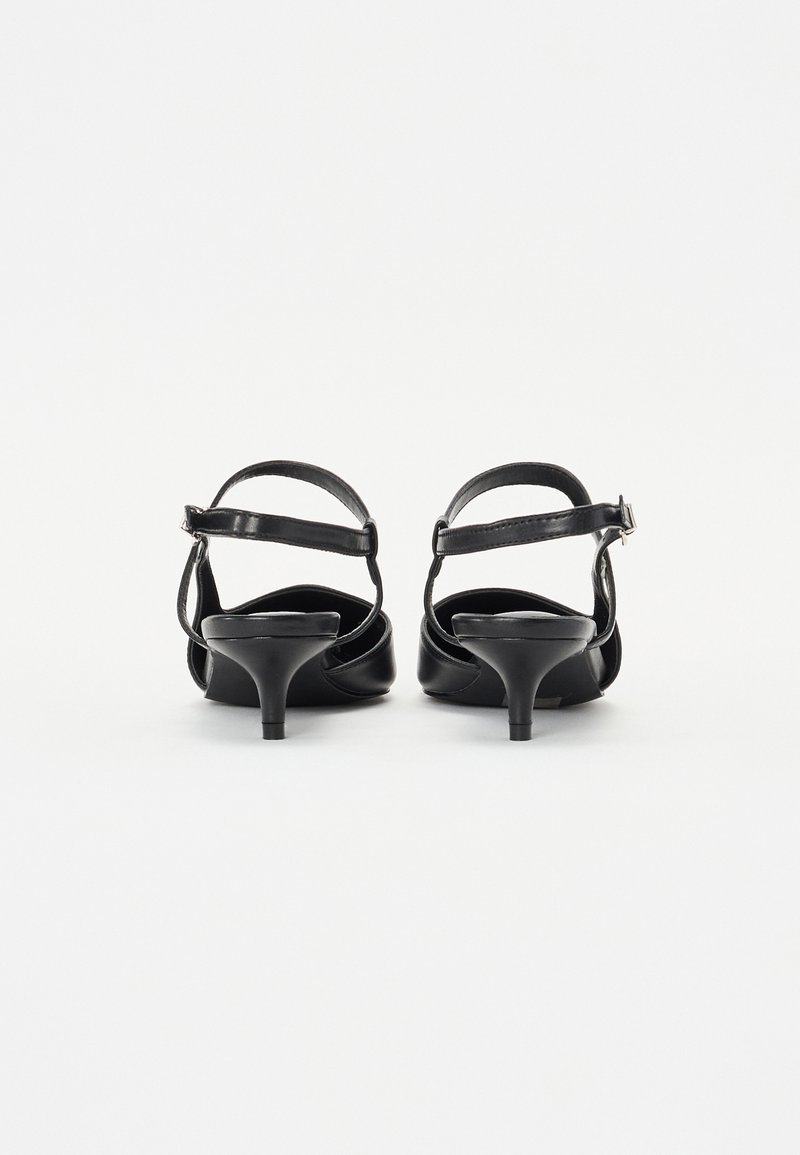 Sandali neri in pelle con tacco alto, dotati di una sottile fascia e fibbia alla caviglia, con punta a forma appuntita e tacco conico. Texture liscia in tutto il sandal.