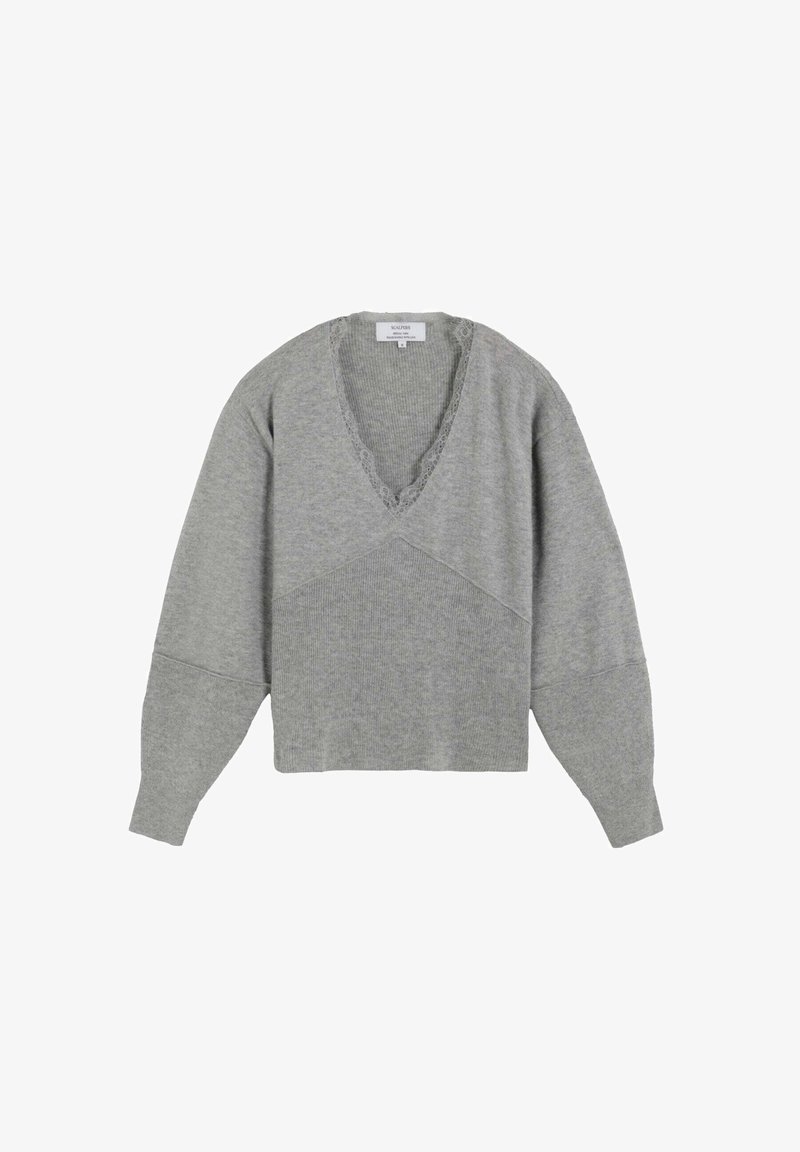 Jersey gris con escote en V, textura acanalada y mangas largas. Presenta un ribete de encaje alrededor del cuello y un ajuste relajado y corto.