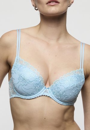Lichtblauwe kanten beha met bloemrijk borduurwerk, gewatteerde cups en verstelbare bandjes. Voorzien van een haaksluiting en verfijnde details in de stof.