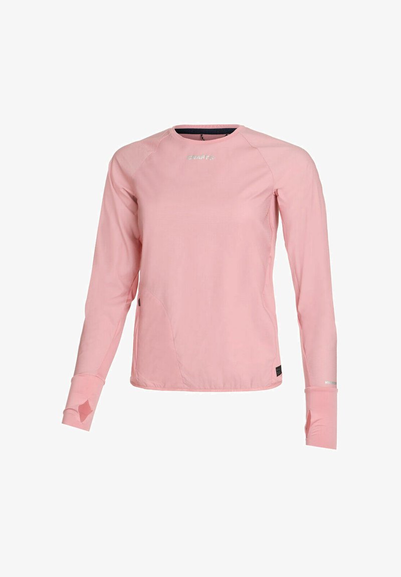 Maglietta sportiva rosa a maniche lunghe realizzata in tessuto leggero; presenta un collo a giro e maniche raglan, con dettagli riflettenti vicino ai polsini.