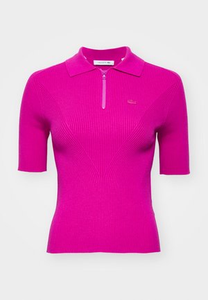 Fuchsia ribbet polo skjorte med korte ermer, glidelås krage, og en subtil logo. Har en tettsittende design med kontrasterende teksturerte mønstre.