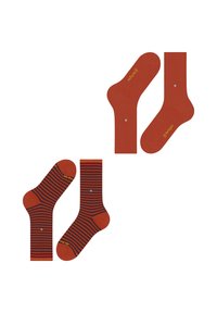 Zwei Paare orangefarbener Socken, eines einfarbig und das andere gestreift mit dunkelblau, jeweils mit einem kleinen silbernen Knopf befestigt.