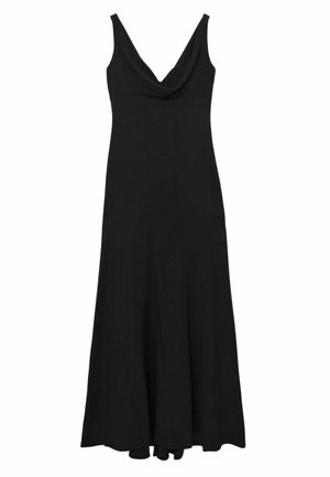 Czarna sukienka bez rękawów z głębokim dekoltem w serek, drapowanym fasonem i rozkloszowanym dołem, wykonana z miękkiego materiału o gładkiej fakturze.