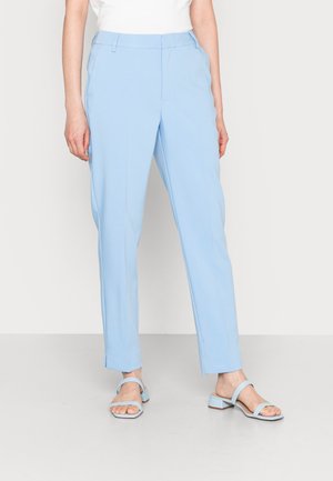 Pantalones de corte recto en azul claro, confeccionados con una tela suave, que cuentan con bolsillos frontales y sutiles líneas de pliegue.