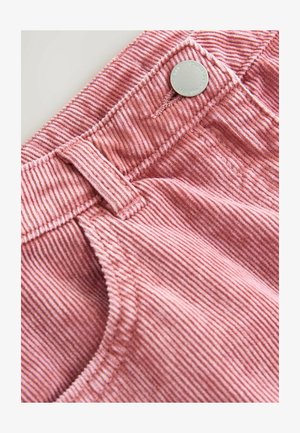 Roza kordura tkanina s vertikalnim prugama. Ima metalni gumb i petlju za pojas u struku. Tekstura je mekana i rebrasta.