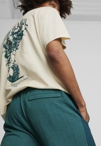 Puma RELAXED TRACK PANTS - Tepláky - cold green