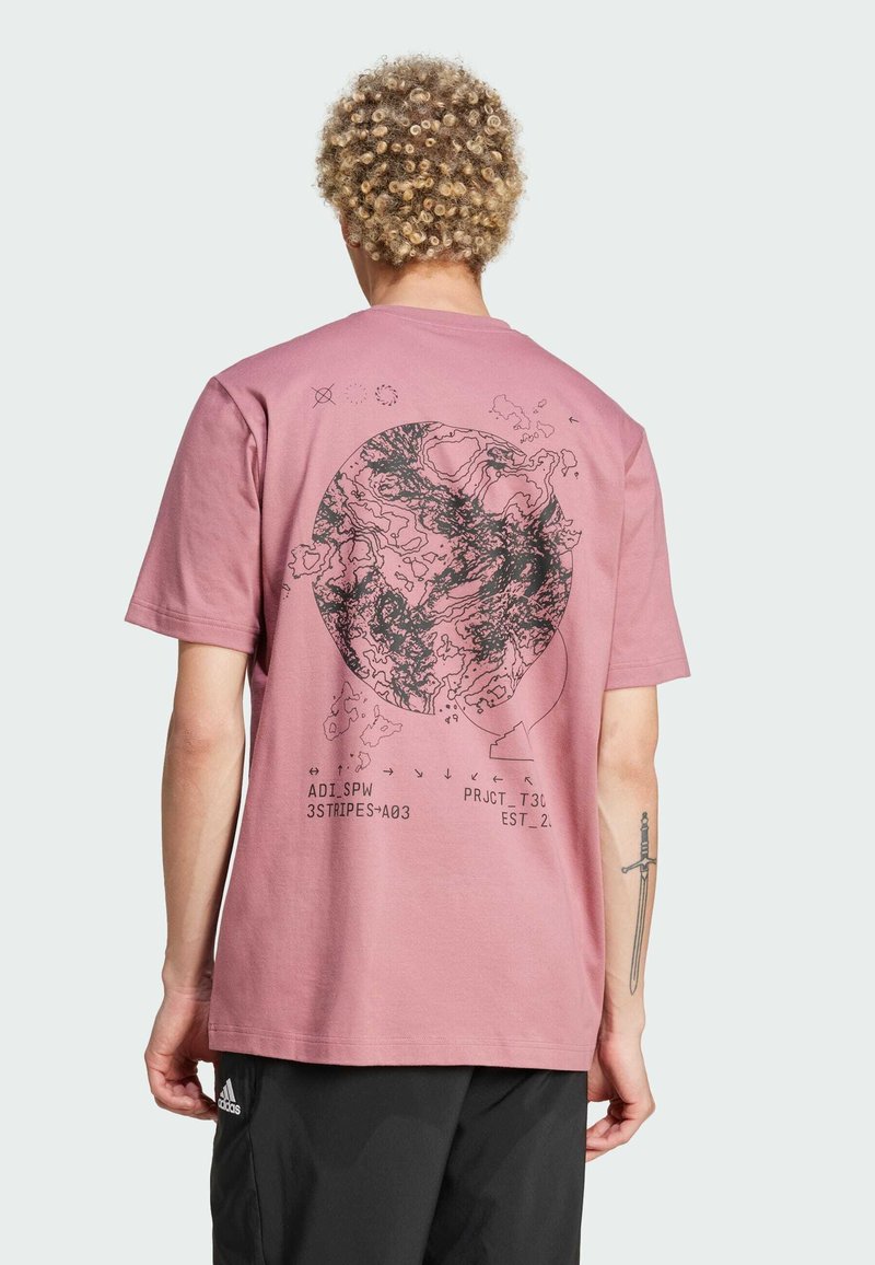 adidas Sportswear CITY ESCAPE GRAPHIC - Majica kratkih rukava s printom - preloved crimson