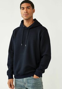 Marineblauwe hoodie gemaakt van gestructureerde stof met een ruitpatroon. Voorzien van trekkoorden en geribbelde manchetten voor een snug fit.