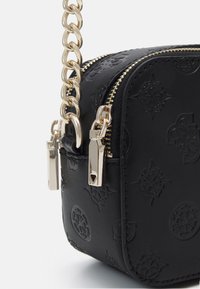 Czarna skórzana torebka na ramię z tłoczonymi wzorami, złotymi dodatkami i masywnym łańcuszkowym paskiem. Posiada dwie zamykane na zamek komory.