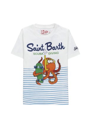 Maglietta bianca con strisce blu sul fondo, con un polpo arancione che tiene uno skateboard verde e indossa attrezzatura da sub.