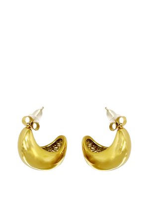 Orecchini tono oro a forma di crescenti, con un esterno liscio e una superficie interna testurizzata. Fissati con un perno metallico.