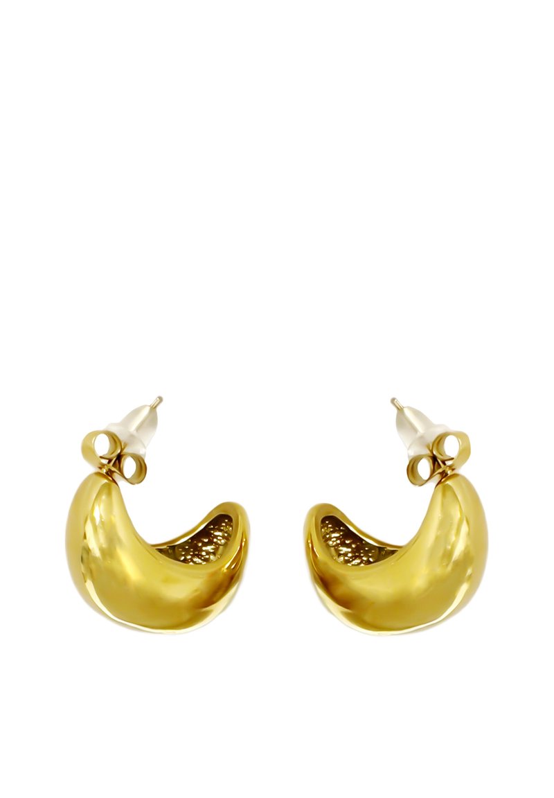 Orecchini tono oro a forma di crescenti, con un esterno liscio e una superficie interna testurizzata. Fissati con un perno metallico.