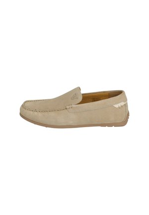 Mocassino da uomo in camoscio beige con cuciture in stile mocassino, design slip-on e suola in gomma, vista laterale sinistra su sfondo bianco.