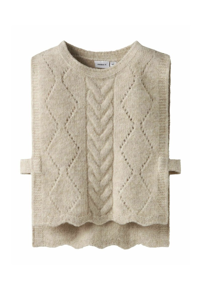 Maglione beige lavorato a maglia, caratterizzato da un motivo a trecce testurizzato e motivi a diamante, con scollatura rotonda e orlo a onde. Anelli di fissaggio laterali visibili.