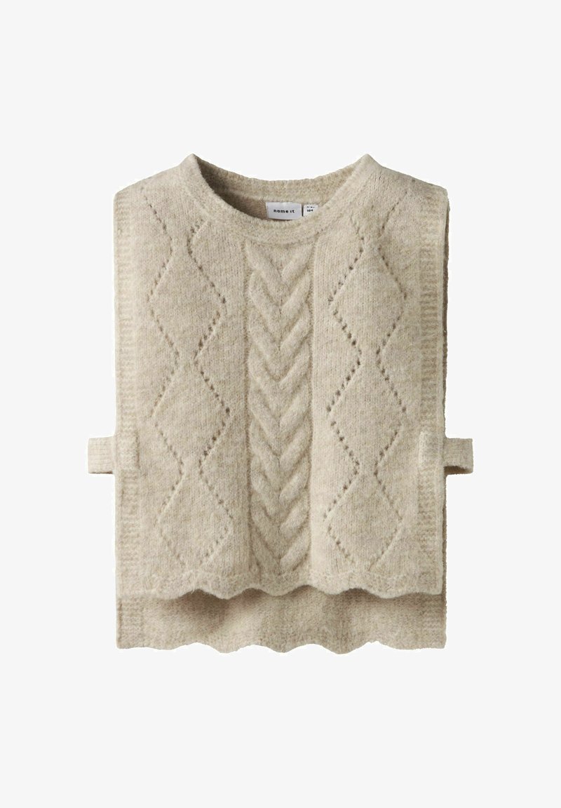 Maglione beige lavorato a maglia, caratterizzato da un motivo a trecce testurizzato e motivi a diamante, con scollatura rotonda e orlo a onde. Anelli di fissaggio laterali visibili.