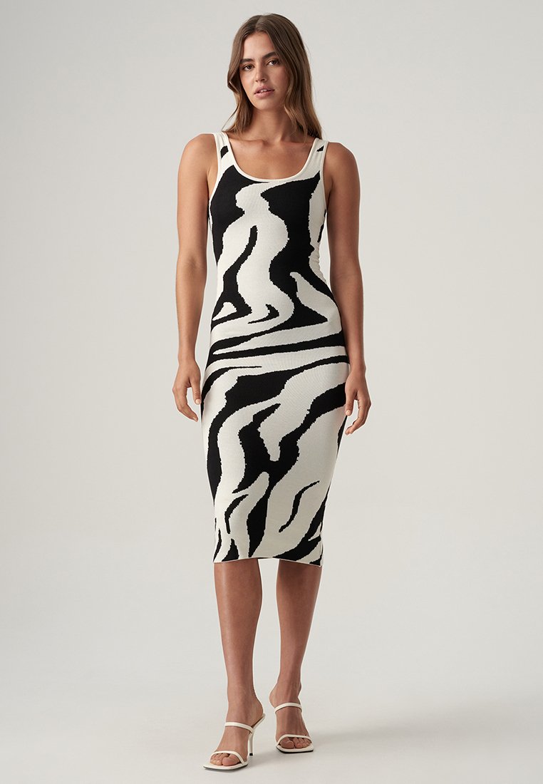 Strick-Midi-Kleid mit einem schwarz-weißen, gewellten Zebra-Muster, ausgestattet mit einem Rundhalsausschnitt und Schulterträgern, aus weichem Stoff gefertigt.