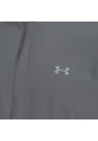 Chaqueta deportiva gris con cremallera frontal y un pequeño logo de Under Armour en gris claro en el lado izquierdo del pecho.